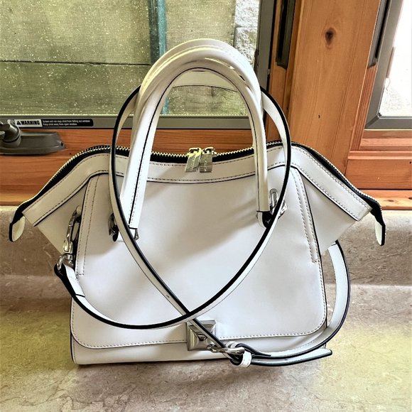 Charles Jourdan Handbags - EUC Charles Jourdan Paris White Leather Shoulder Bag